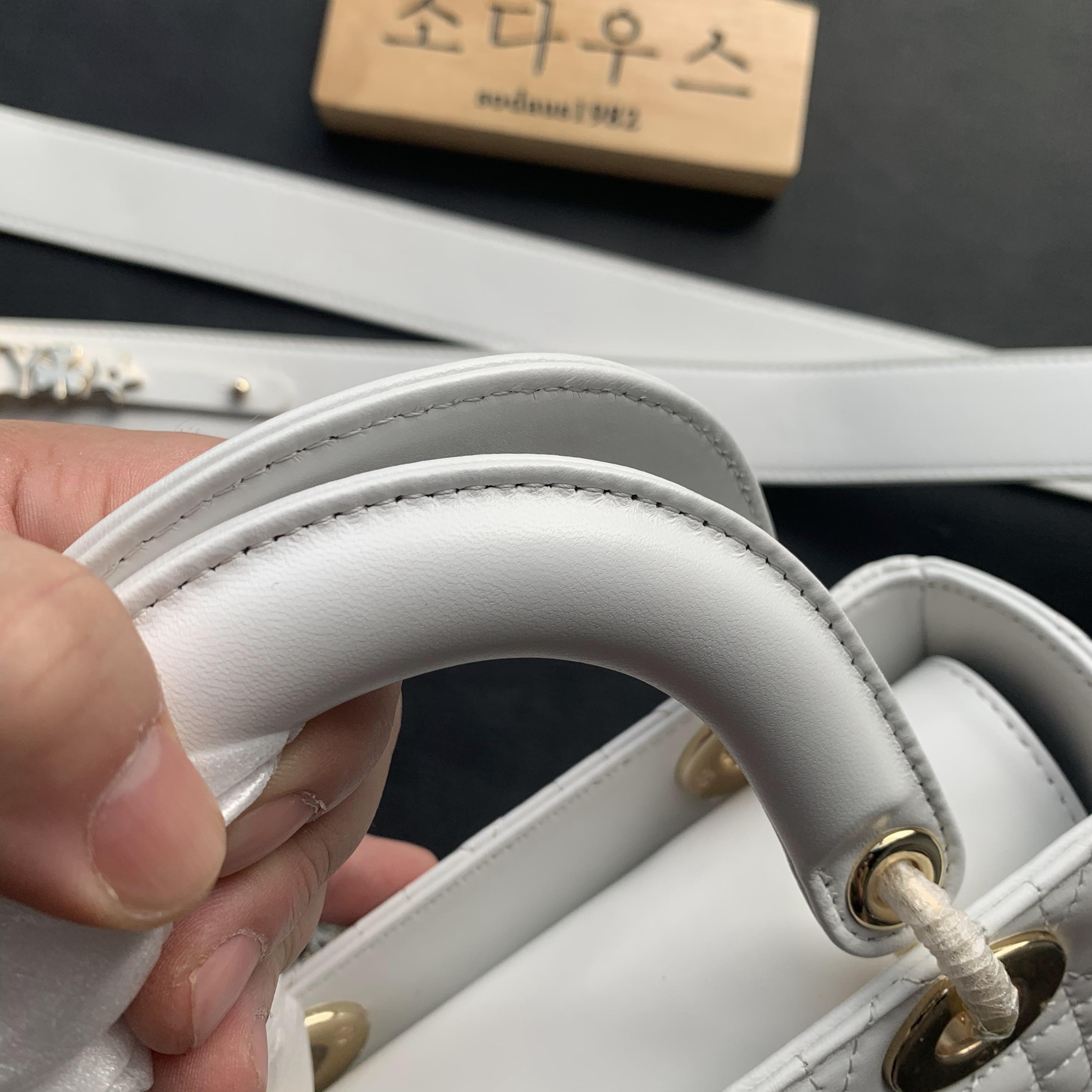 디올 레이디백 화이트