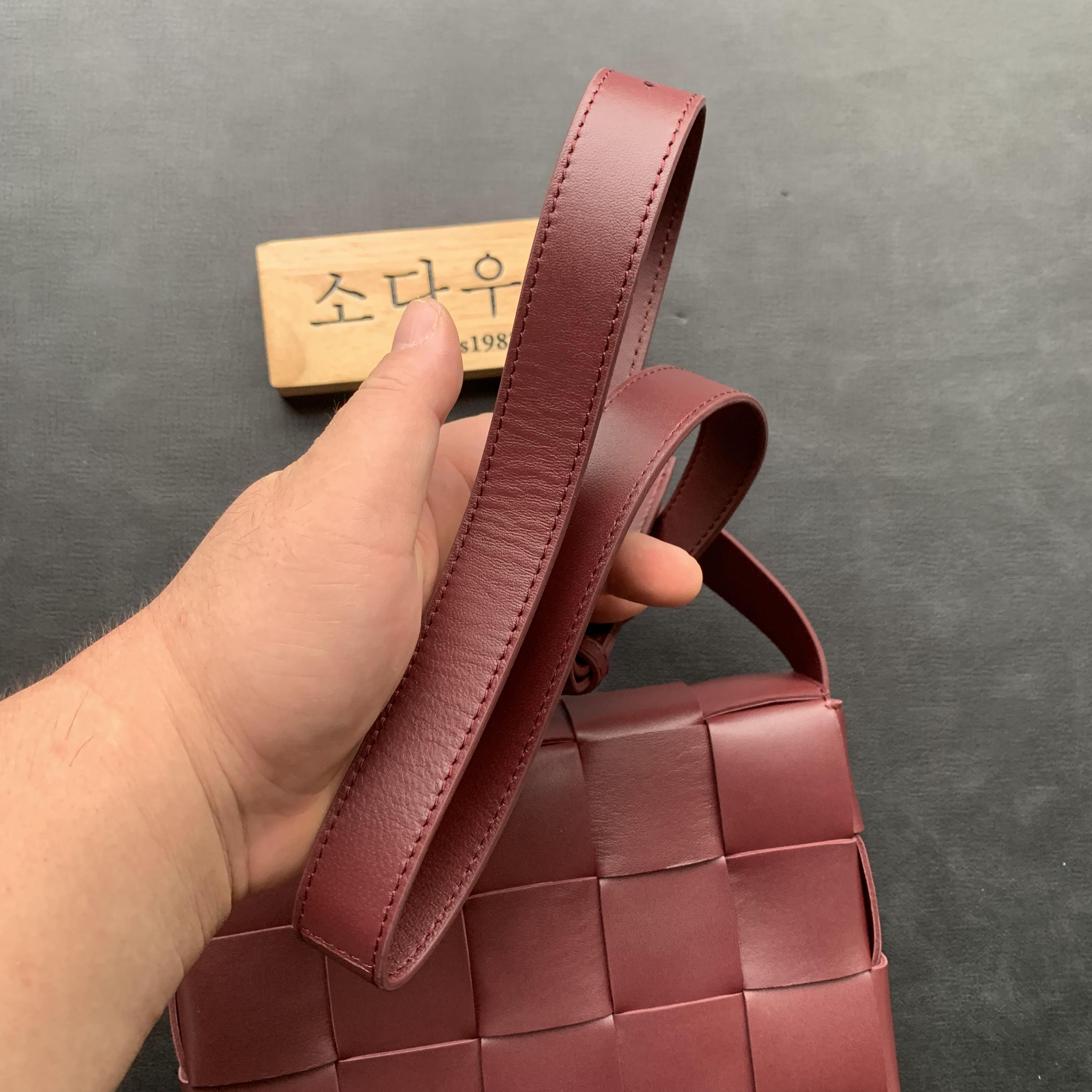 보테가 베네타 인트레치아토 카세트백