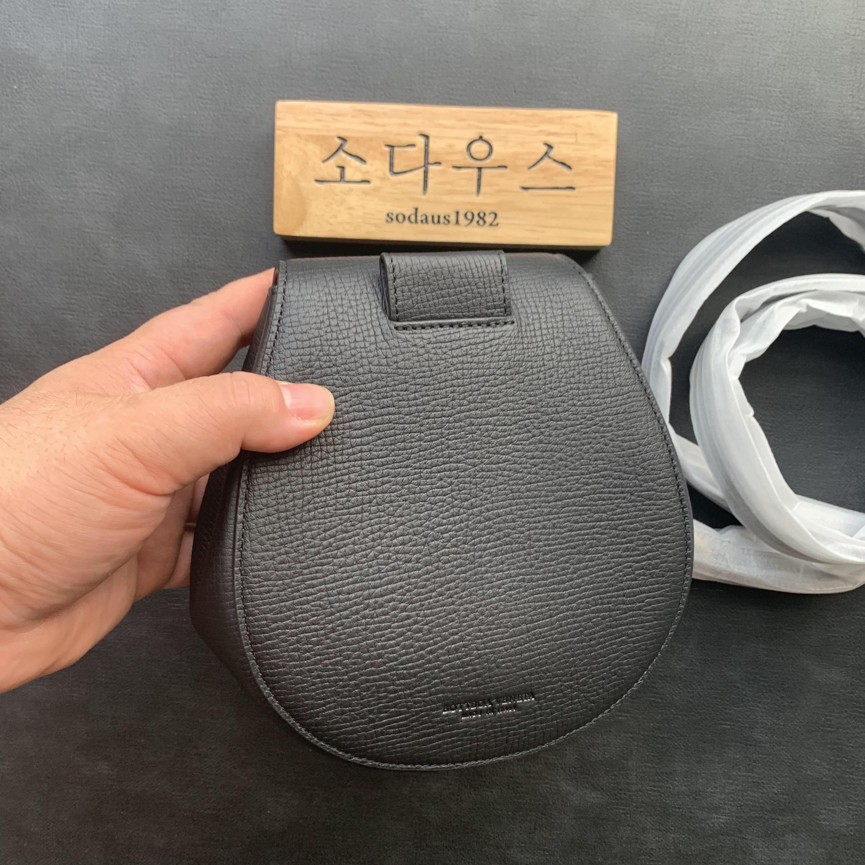 보테가 베네타 앵글백